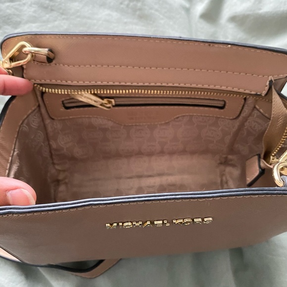BRAND NEW MICHAEL KORS SELMA CROSSBODY - Picture 5 of 5